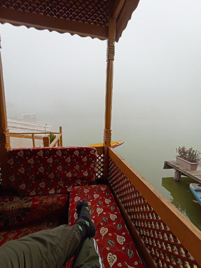 Отель Hb Nancy Group Of Houseboats Сринагар Экстерьер фото
