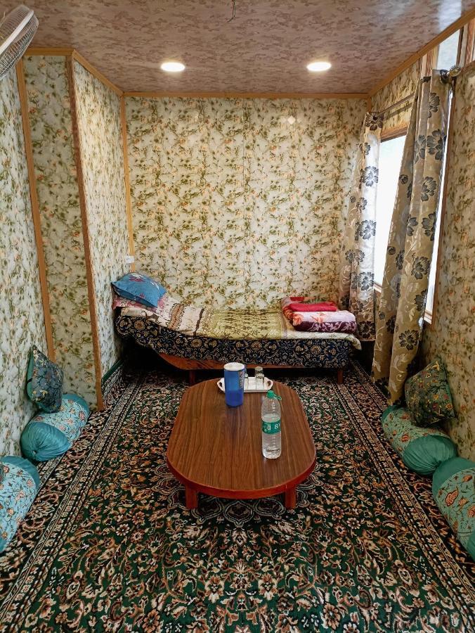 Отель Hb Nancy Group Of Houseboats Сринагар Экстерьер фото