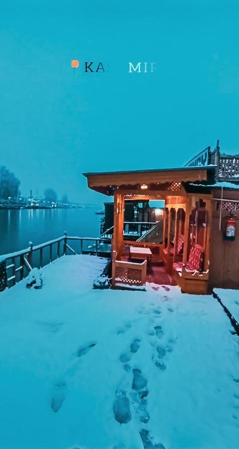 Отель Hb Nancy Group Of Houseboats Сринагар Экстерьер фото