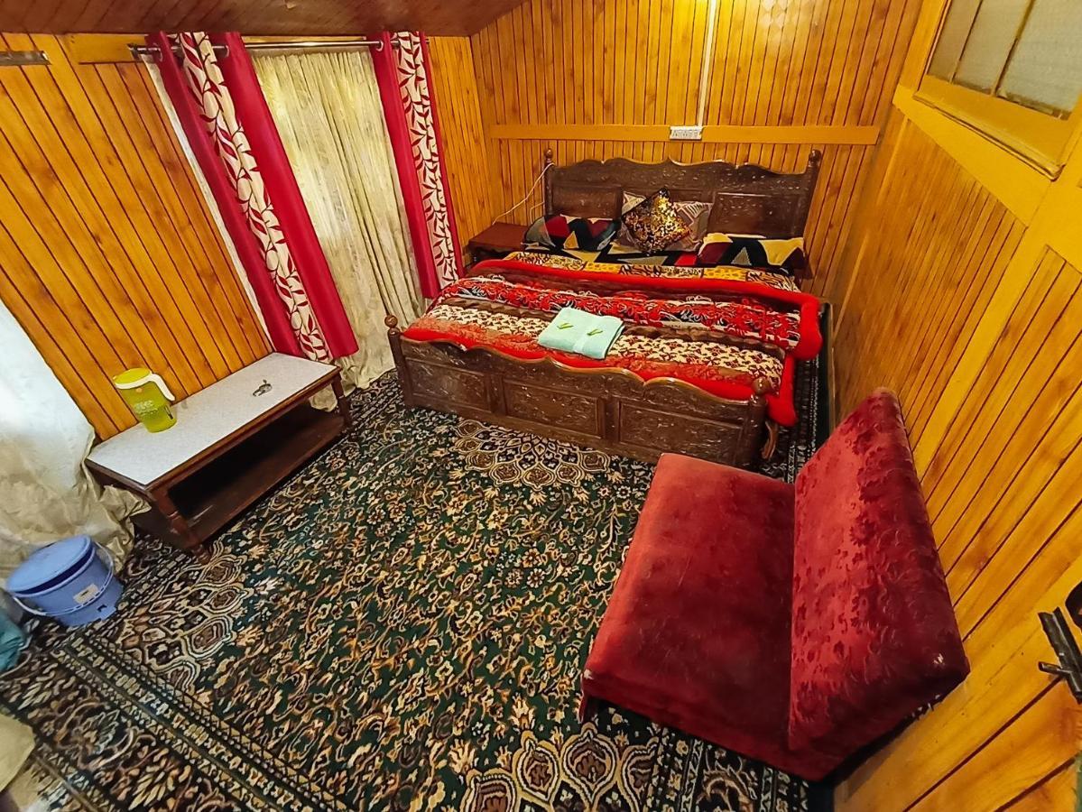 Отель Hb Nancy Group Of Houseboats Сринагар Экстерьер фото