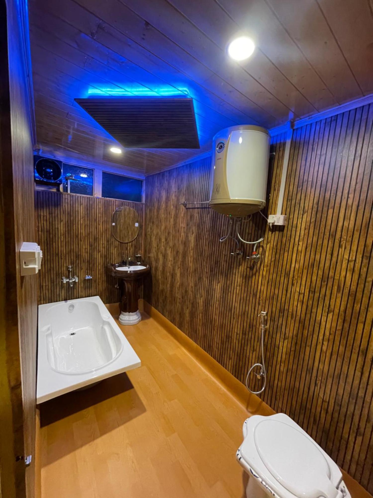 Отель Hb Nancy Group Of Houseboats Сринагар Экстерьер фото